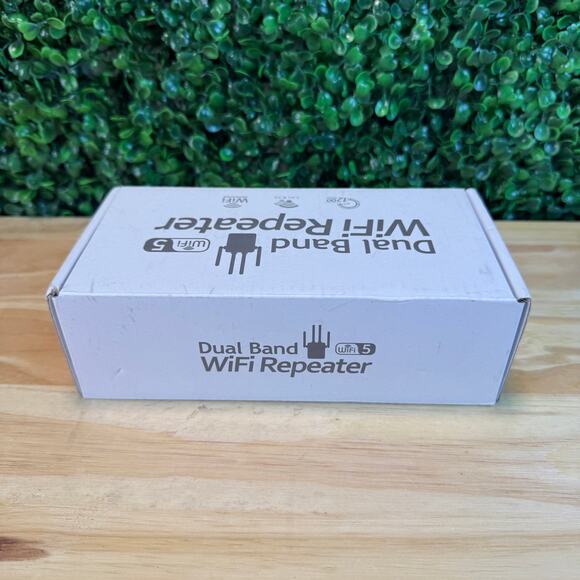 NIB Dual Band Home Wifi Repeater Extender 1200 Mps White 2.4G and 5G - Picture 1 of 7